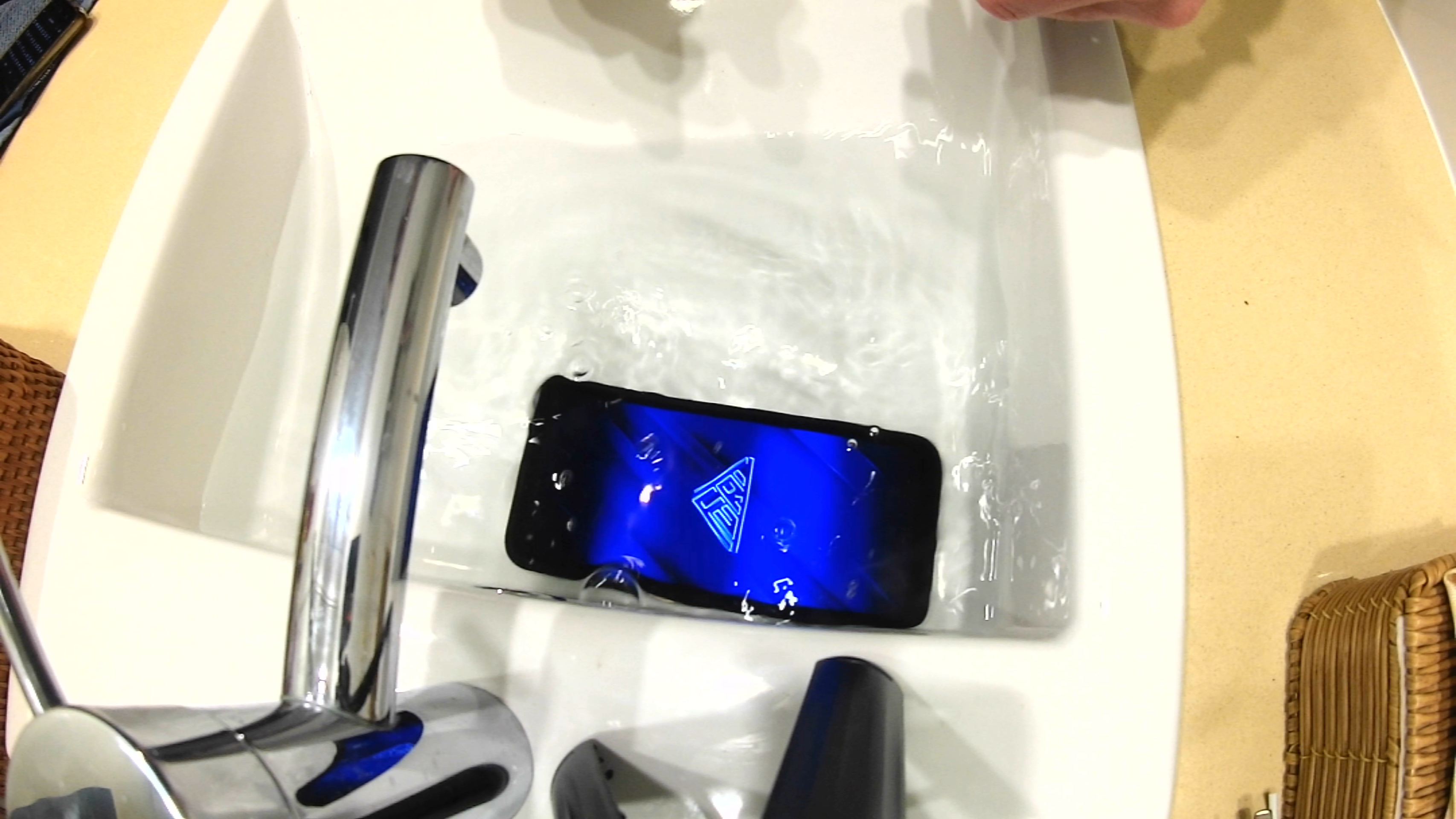 FLX1 具備可拆卸電池與防水功能